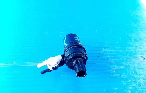 Ford Fiesta Windscreen/windshield washer pump 1046745006
