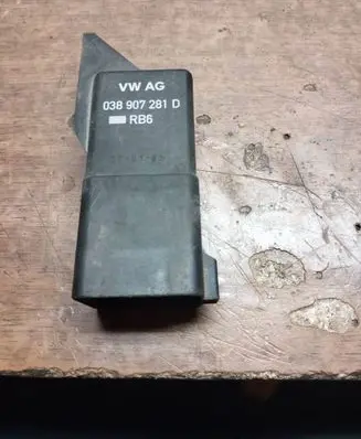 Volkswagen Golf V Glow plug pre-heat relay 038907281D