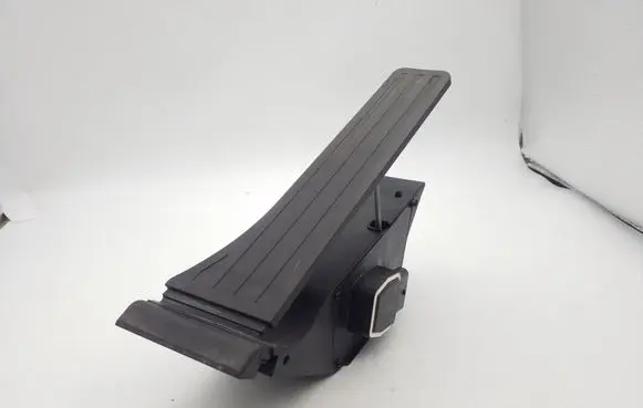 Mercedes-Benz C AMG W204 Accelerator throttle pedal A2223001000
