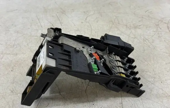 Peugeot 3008 I Fuse module 9666527580
