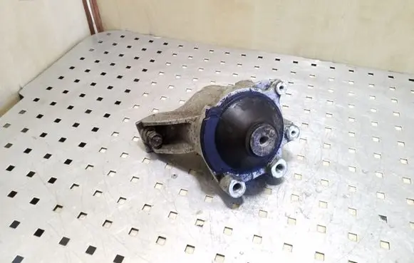 Honda CR-V Engine mount bracket