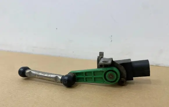 Headlight/headlamp level sensor