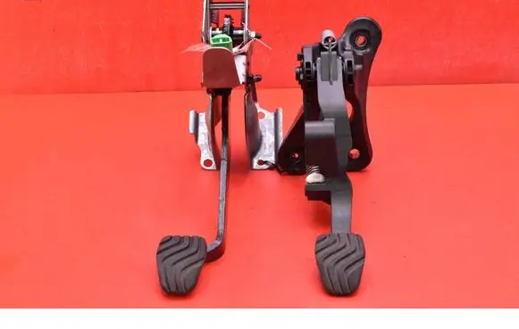 Accelerator throttle pedal