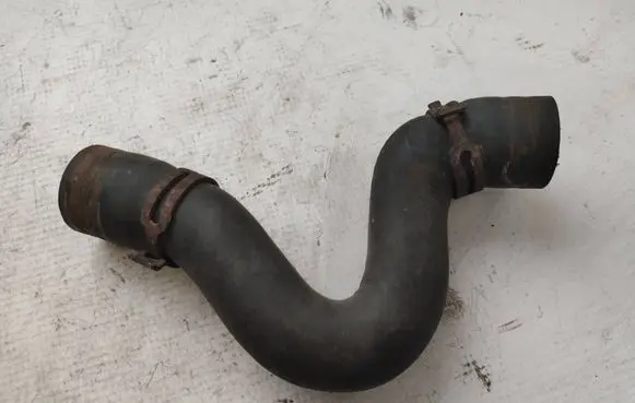 Engine coolant pipe/hose