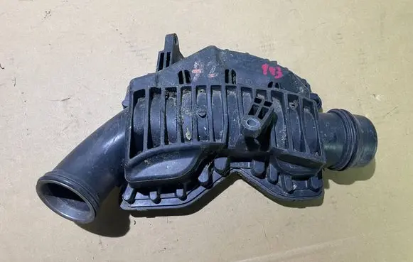 Mercedes-Benz R W251 Intake resonator 