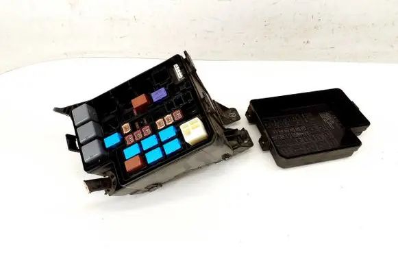 Toyota RAV 4 (XA40) Fuse box set 8266242350 75903W