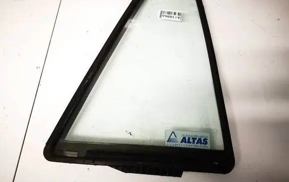 Suzuki Grand Vitara II Rear vent window glass 8466565J0