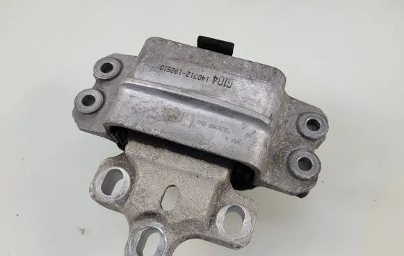 Volkswagen PASSAT CC Engine mount bracket 3C0199555