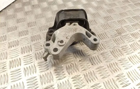 Nissan Qashqai Engine mount bracket