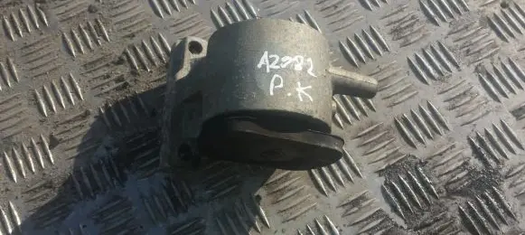 Hyundai Getz Engine mount bracket