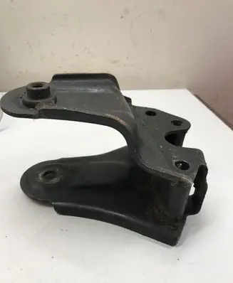 Chevrolet Captiva Engine mount bracket