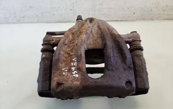 Toyota Corolla Verso E121 Front brake caliper 