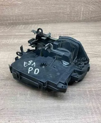 BMW X3 E83 Front door lock 7059968