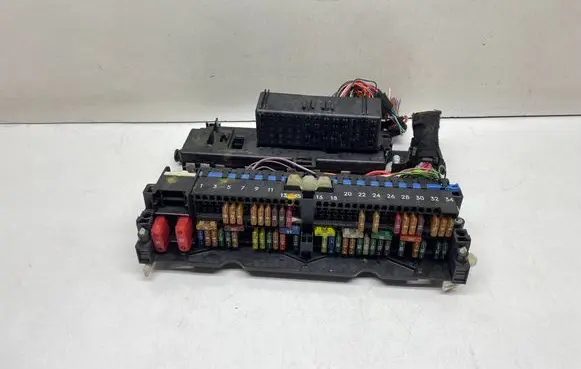 BMW 3 E46 Fuse module 8364542
