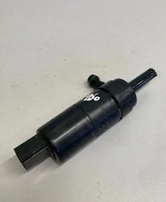 Volkswagen PASSAT B6 Headlight washer pump 3B7955681