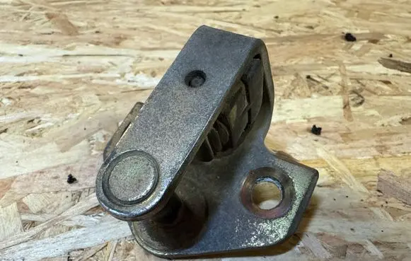 Ford Focus Front door lock loop/hook striker 96BGF21982AJ