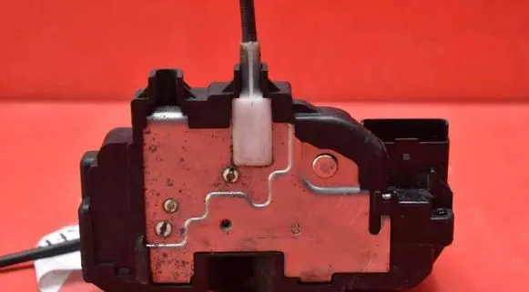 Nissan Note (E11) Front door lock