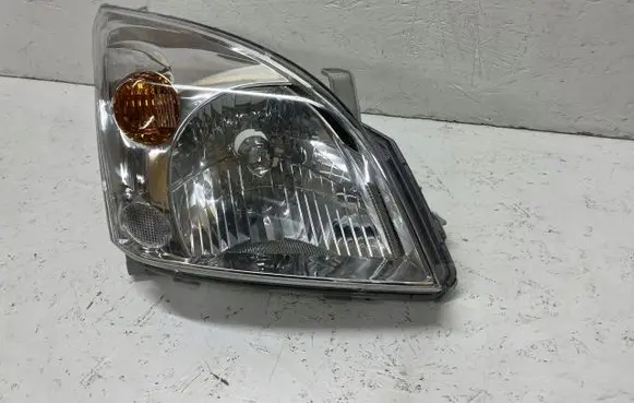Toyota Avensis T220 Headlight/headlamp