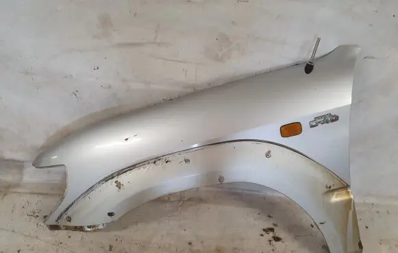 Toyota Land Cruiser (HDJ90) Fender