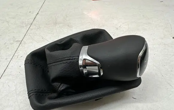 Skoda Octavia Mk4 Gear lever shifter trim leather/knob 5E8711113D