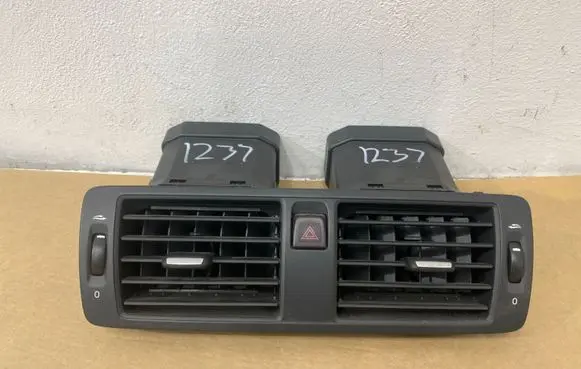 Volvo C70 Dash center air vent grill 39863758 30739296