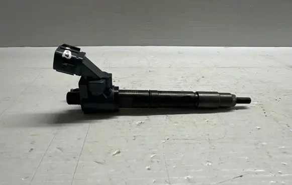 Volvo XC90 Fuel injector 32140080