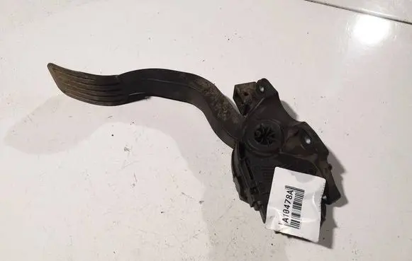 Accelerator throttle pedal