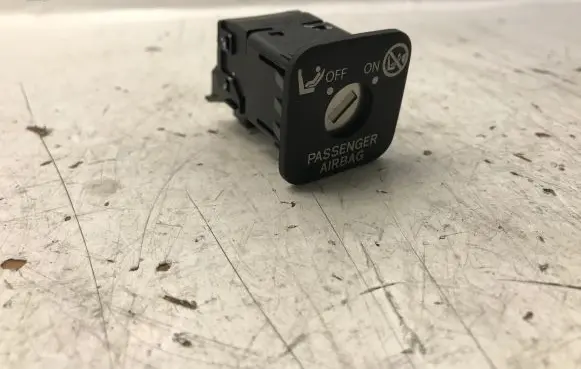 Passenger airbag on/off switch