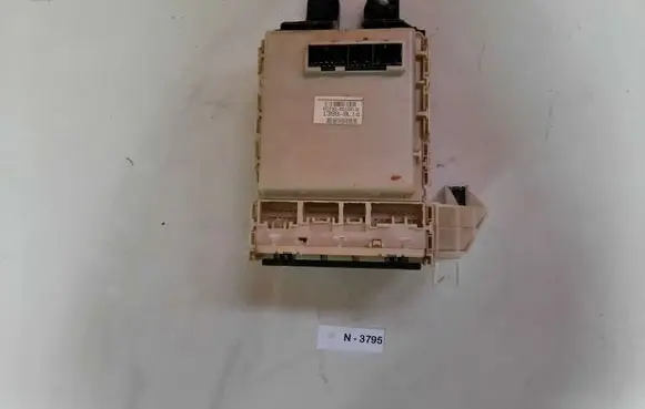 Toyota Avensis T270 Fuse module 8273005160B