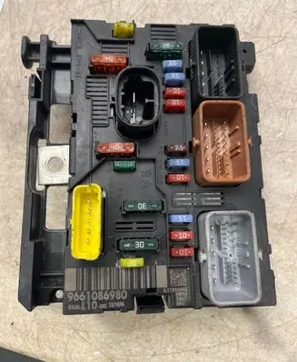Mercedes-Benz E C207 W207 Fuse module 9661086980