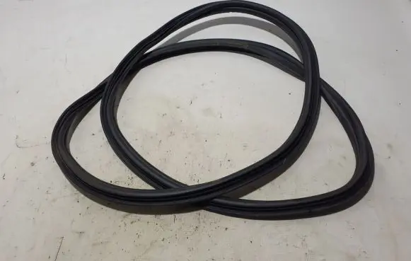 Renault Espace VI Trunk rubber seal (body) 908301661R