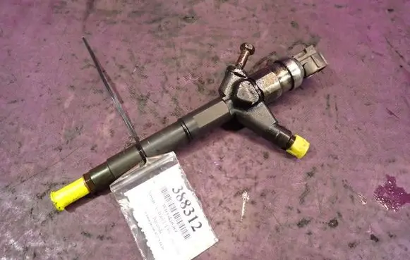 Nissan X-Trail T30 Fuel injector 166008H800