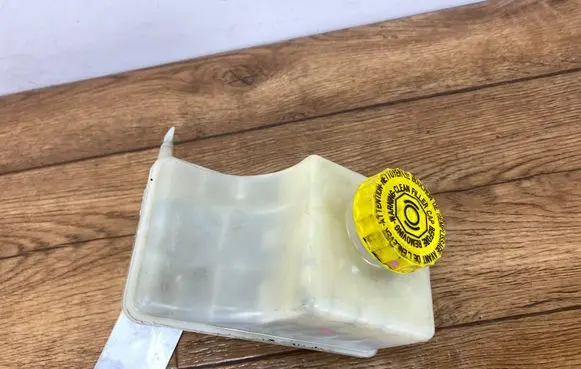 Dodge Charger Brake fluid reservoir 32671364PINYA