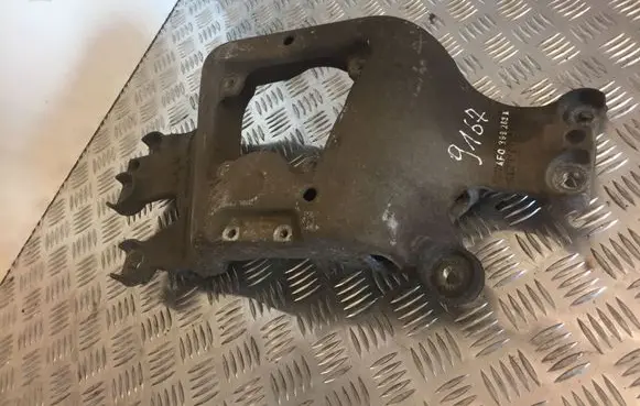 Gearbox mounting bracket