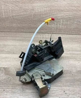 BMW 5 E39 Rear door lock 8166245