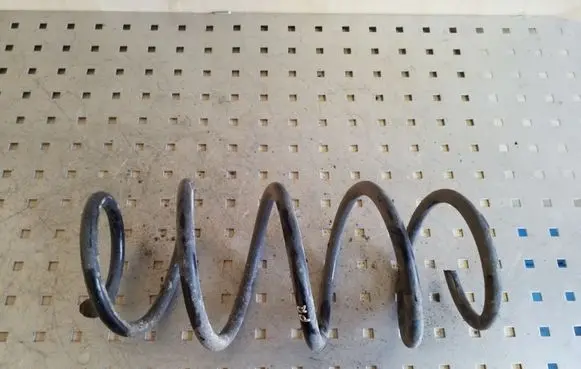 Volkswagen Polo IV 9N3 Front coil spring