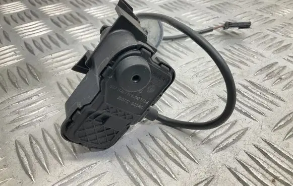 Volkswagen Jetta VI Fuel tank cap lock 5C6810773B