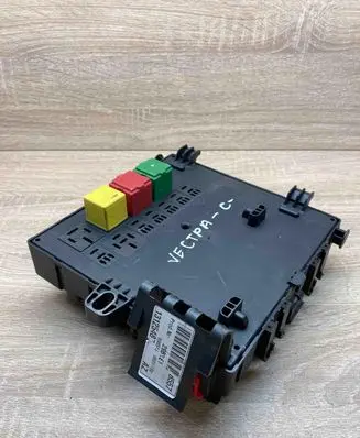 Opel Vectra C Fuse module 13125487 460023260