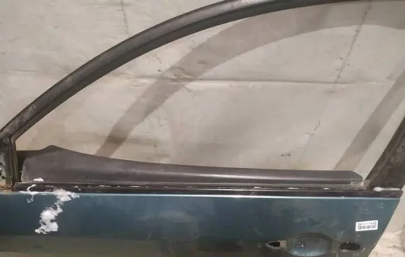 Nissan Primera Front door glass trim molding 