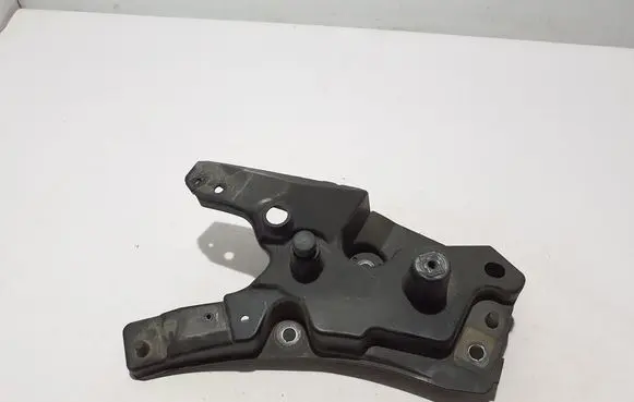 Volvo XC60 Fender mounting bracket 32211308