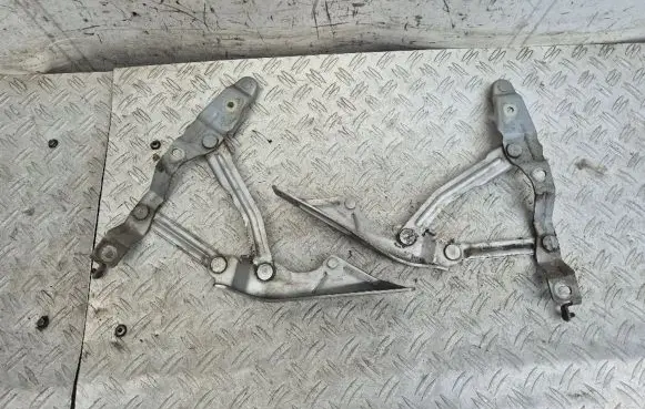 Audi TT Mk1 Engine bonnet/hood hinges 8N0823301 8N0823302