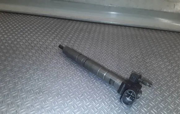 Volkswagen PASSAT B6 Fuel injector 03L130277 044516030
