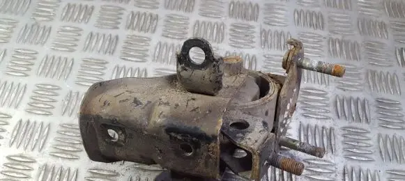 Toyota Corolla E100 Engine mount bracket