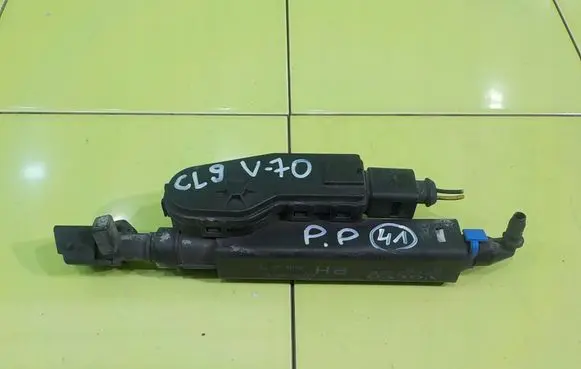 Volvo V70 Headlight washer pump 30663580