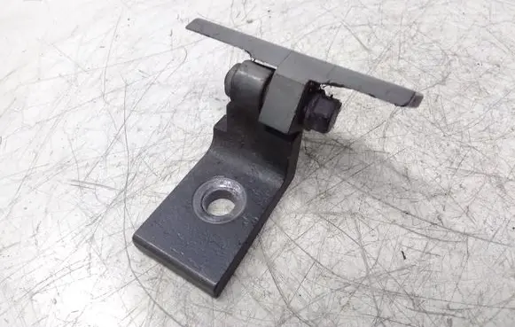 BMW 5 E60 E61 Front door lower hinge 7068078