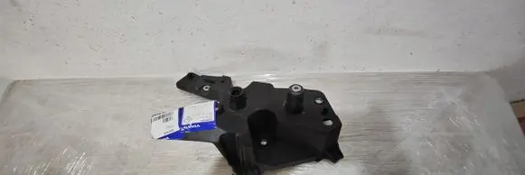 Volvo XC60 Fender mounting bracket 32417474