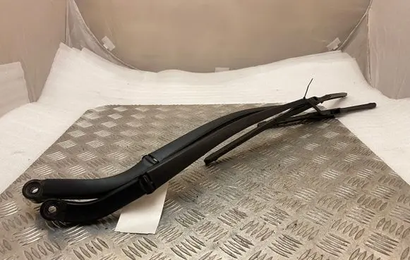 Toyota RAV 4 (XA50) Front wiper blade arm