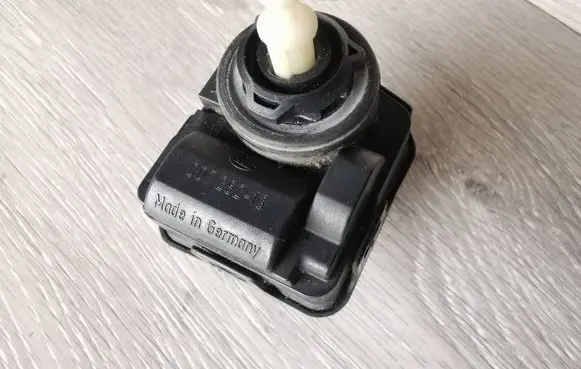 Audi A3 S3 8L Headlight level adjustment motor 00728213