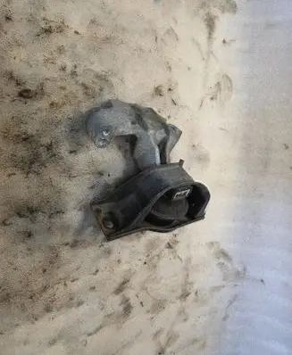 Nissan Rogue Engine mount bracket