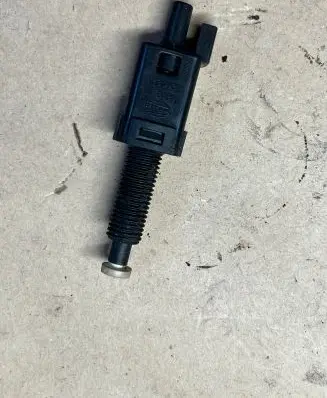 Volkswagen PASSAT B5 Clutch pedal sensor 811907343b